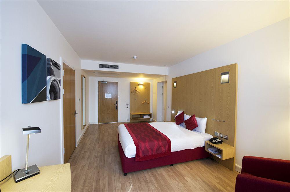 Holiday Inn London Luton Airport By Ihg Eksteriør bilde