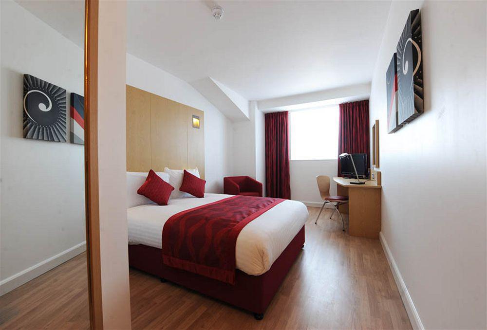 Holiday Inn London Luton Airport By Ihg Eksteriør bilde