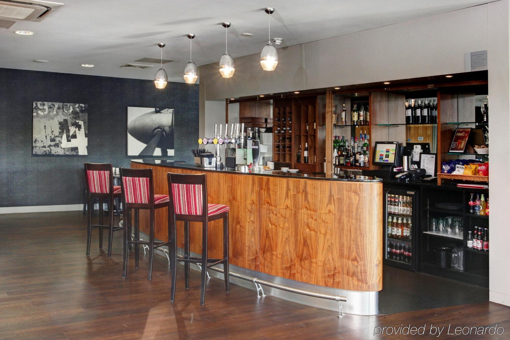 Holiday Inn London Luton Airport By Ihg Eksteriør bilde