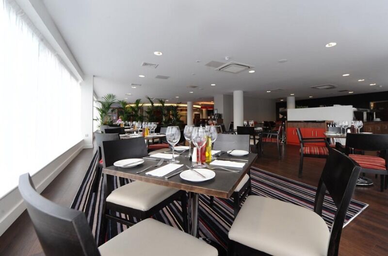 Holiday Inn London Luton Airport By Ihg Eksteriør bilde